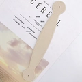 Detalle de correa de cuero PU crema con costuras finas y puntas redondas en revista - Blanco