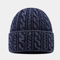 Détail de la maille torsadée bleu marine sur un bonnet d'hiver chaud à bord replié - Réglable / Bleu marine