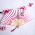 Faltfächer aus Bambus in Rosa mit Kirschblütenmuster und rosa Seidenquaste Deko - Rosa Mit Schwarz-Weißen Kirschblüten