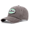 Detail der grauen Baseballkappe mit Stickerei-Patch und abgenutzten Kanten am Schirm - Verstellbar / Braun