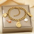 Macro van gouden bedels met zeepaardje en zeester op een zijden juwelendisplay - Zeepaardje Coquille Nautilus Dikke Ketting Armband (KB204436-SXSJ)