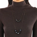 Collar de doble capa dorado con cristales azul marino sobre un jersey de punto marrón - Cristal Azul (A-1238)