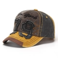 Dettaglio cappellino vintage con ricamo New York e numeri patch in stile retrò - Grigio Scuro Patchwork Marrone & Zenzero (C)