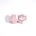 Elegante rosa sechseckige Samt-Schmuckschatulle für zwei Ringe auf weißem Grund - 5x5x4.5cm / Rosa