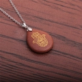 Detailansicht der Hamsa-Hand-Gravur auf Goldstein-Anhänger mit silberner Kette - Goldener Sandstein