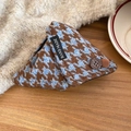 Detail der Haarklammer mit blauem Karostoff, Retro-Knopf und kleinem Plüschball - Kaffee Blau Hahnentrittmuster (Haarklammer-Kaffee-Blau)