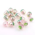 Detail von rosa Erdbeere Anhängern mit schillernder Oberfläche und Aufhängelöchern - AB Aurora Pink Erdbeere