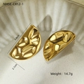 Gehamerde gouden roestvrijstalen creolen in een minimalistische sieradendisplay - Gouden Oorbellen (NMSE-C412-1)