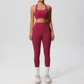 Detail of high-waisted yoga leggings with side pockets and shockproof sports bra set - Carmine