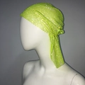 Detalle del pañuelo de malla verde neón con pedrería brillante y cola larga - Malla Densa Estilo Corto / Verde Fluorescente