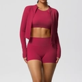 Détail du tissu élastique et fermeture éclair de l'ensemble de yoga trois pièces rose - Carmin