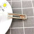 Detail einer minimalistischen goldenen hohlen rechteckigen Metall-Haarklammer - 6cm Quadratischer Clip / Gold