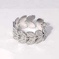 Detalle de anillo ajustable de acero de titanio plateado con diseño de hojas - Talla 7 (Ajustable) / Color Acero
