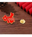 China Landkarte Anstecknadel in Rot mit fünf gelben Sternen und Goldzeichen - China-Karte