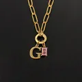 14K vergoldete Edelstahlkette mit G-Buchstaben und einem rosa rechteckigem Edelstein - Buchstabe G