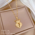 Detalle del colgante de corazón roto dorado con corona y dimensiones 1.7x3cm en seda - Cadena de Acero al Titanio + Microincrustación de Cobre / Estilo de Corazón Roto Corona de Oro (B322)