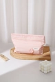 Détail de la trousse de maquillage à carreaux roses avec fleur en tissu et étiquette de marque - Trèfle à Carreaux Roses