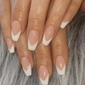 Uñas postizas nude con diseño French V-tip en forma de ataúd sobre fondo de felpa - Estilo de Pegamento V-Shape Francés Rosa Nude (FS-52)