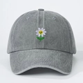 Gorra de béisbol vintage gris lavado con margarita bordada y cara sonriente frontal - Ajustable / Gris