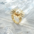 Bague vintage tournesol dorée avec perle blanche sur fond en tricot blanc - Style Tournesol Perle Blanche (R0488-02)