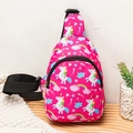 Detail der pinken Kinder-Umhängetasche mit Einhorn-Print und verstellbarem Schultergurt - Rosenrot Einhorn