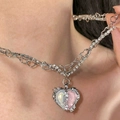 Pendaglio a cuore rosa e blu con doppia catena argentata indossata sul collo - Stile Anello Pavé a Cuore Rosa (5669002)