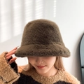 Chapeau bob en fausse fourrure pelucheuse kaki foncé pour l'automne et l'hiver - Taille unique / Café