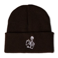 Dunkelbraune Strickmütze mit weißer Totenkopf-Stickerei und Kaffeetasse auf weißem Grund - Trinkendes Skelett Dunkelkaffee