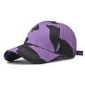 Dettaglio delle cuciture e visiera curva di un cappello da baseball in cotone viola - Mimetico Viola