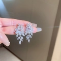 Vista macro di orecchini a nappa in argento con foglie e cristalli di zircone lucidi - Stile Foglia con Frange (23# Perno in Argento-Argento)