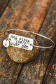 Bracciale rigido in argento con ciondoli incisi su sfondo rustico in legno e pietra - Stile Ciondolo Lettera / Argento