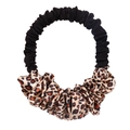 Macro-opname van een hittevrije krultang van luipaardstof en een zachte scrunchie - Zwart + Luipaard