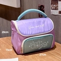 Detailansicht der Maße 27x15x20cm dieser lila und blaugrünen Kosmetiktasche mit Griff - Groß / Lila