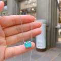 Primer plano de un collar de plata con un colgante cuadrado de circonita esmeralda - Collar Azul Paraiba [Rectangular 7X9mm]