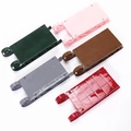 Set mit 5 bunten Mini-Plastikschlitten-Ornamenten für die winterliche Tischdekoration - Ski / Grün