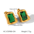 Detailweergave van gouden oorbellen met groene zirkoon en afmetingen 1,8cm bij 1,35cm - Groene Stijl (HC-E10988-GN)