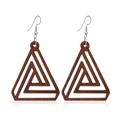 Gros plan de boucles d'oreilles en bois marron géométriques avec des crochets argentés - #16 Brun Triangle Géométrique Creux