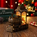 Nahaufnahme der bronzenen Weihnachtszug-Laterne mit warmem LED-Licht auf dem Tisch - Bronze Gebürstetes Gold Weihnachtsmann