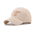 Detailansicht einer beige Baumwoll-Baseballkappe mit 'CLASSIC AND BASIC' Stickerei. - M(56-58cm) / Beige
