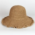 Detailaufnahme von Naturstrohhut mit gewebter Textur und gewelltem Krempendesign - Khaki