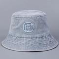 Gros plan détaillé d'un chapeau bob en jean bleu clair avec broderie FF sur le devant - M (56-58cm) / Bleu clair