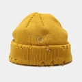 Gelbe Strickmütze im Hip-Hop-Stil mit Löchern, Metallstiften und silbernen Ringdetails - M (56-58cm) / Gelb