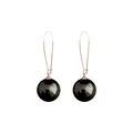 Nahaufnahme eleganter langer Hakenohrringe mit minimalistischen schwarzen Perlenanhängern - Schwarze Perle/Langer Goldener Haken