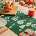 Camino de mesa navideño verde con motivos de campanas y esferas sobre mesa de madera - 35*180cm / Bola de Navidad Verde