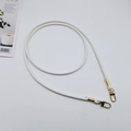 Dettaglio della tracolla rotonda in pelle PU bianca con ganci girevoli dorati - Bianco + Gancio Dorato