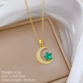 Dettaglio della collana con luna e stella dorata e pietre verdi su seta bianca morbida - Collana d'Oro Con Ciondolo Luna Stella Verde