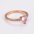 Nahaufnahme von roségoldenem Herzring mit rosa Edelstein und Pavé-Diamanten - US 7 / Roségold (Hellrosa Zirkonia)
