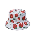 Detailweergave van witte katoenen vissershoed met rode aardbeienprint en groene bladeren - Aardbei / M(56-58cm)