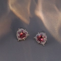 Orecchini a perno con cuore di zircone rosso e montatura argento su seta grigia - E318 Orecchini a Cuore Rossi