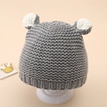 Detail einer grauen Baby-Strickmütze mit süßen weißen Bärenohren und Rippenmuster - 5-20 Monate / Grau